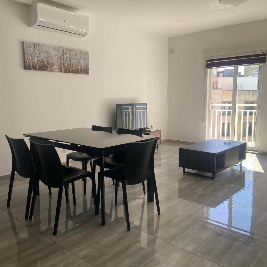 F10 Room 3, Private Room Two Single Beds Shared Bathroom In Shared Flat Msida Exterior foto