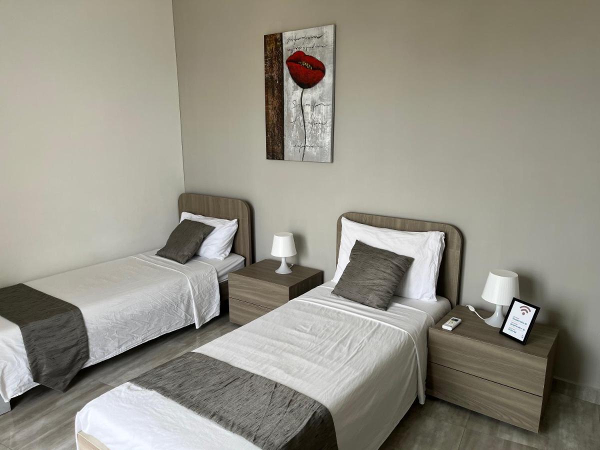 F10 Room 3, Private Room Two Single Beds Shared Bathroom In Shared Flat Msida Exterior foto